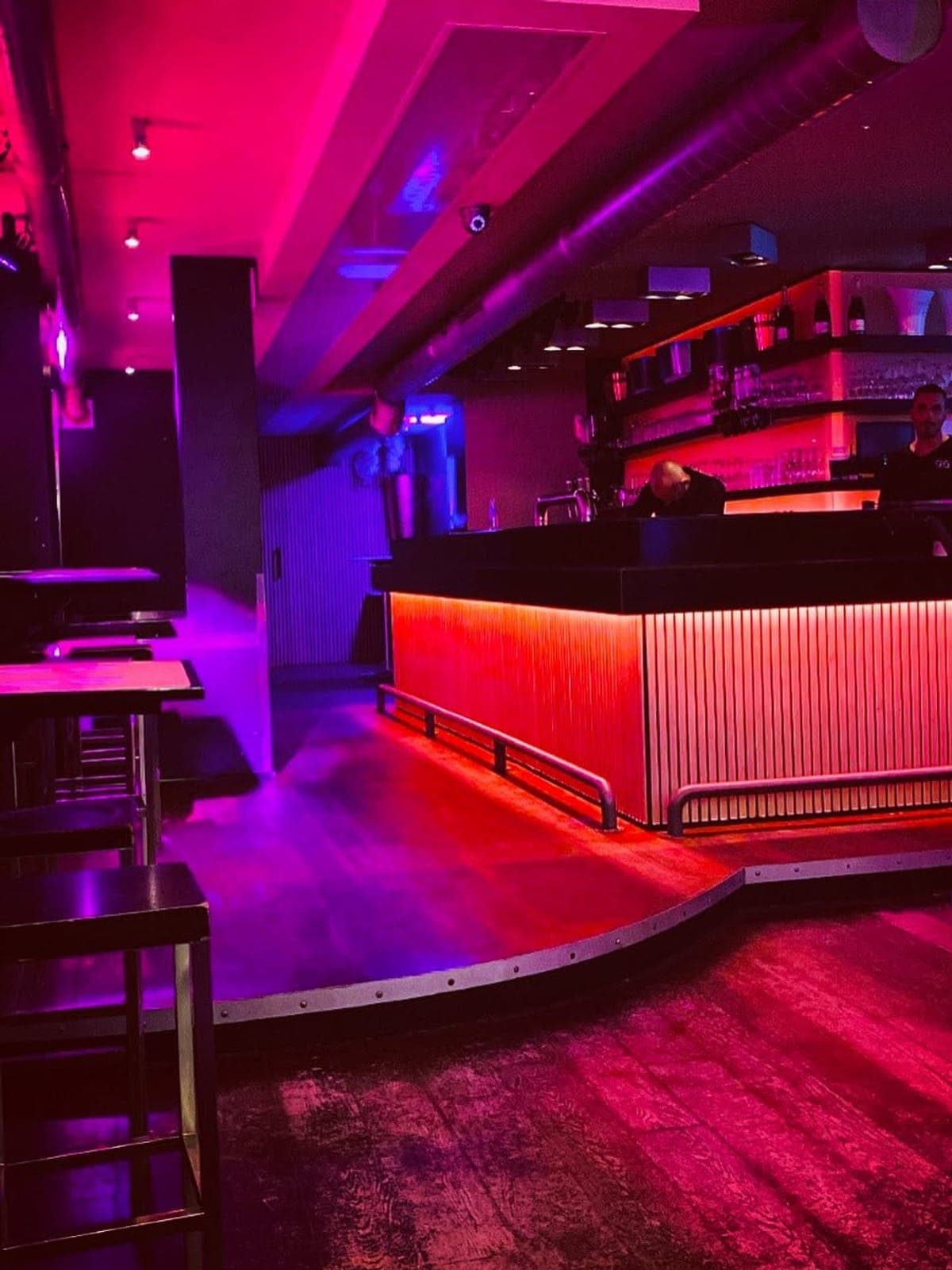 De bar in rood licht
