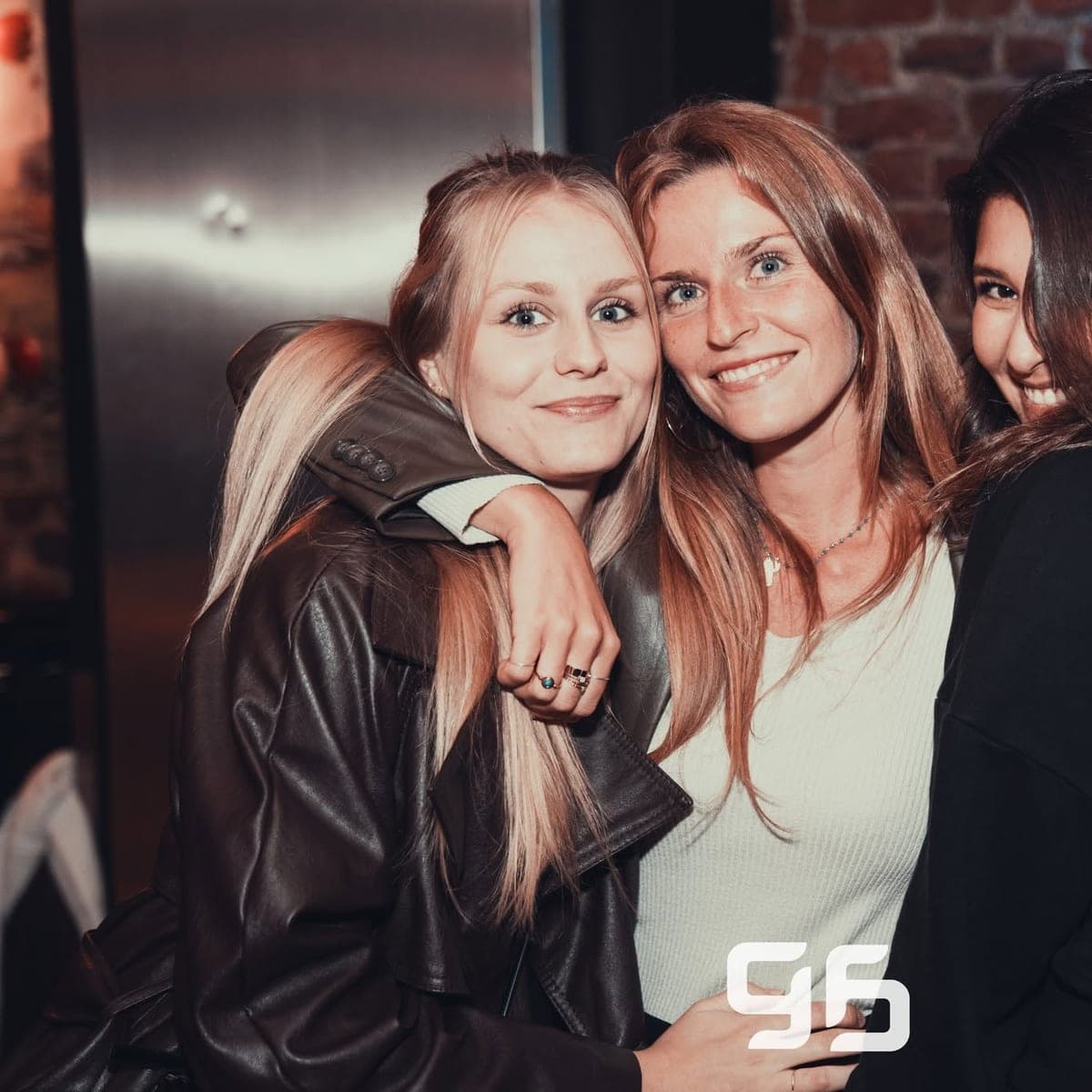 Vriendinnen aan de bar
